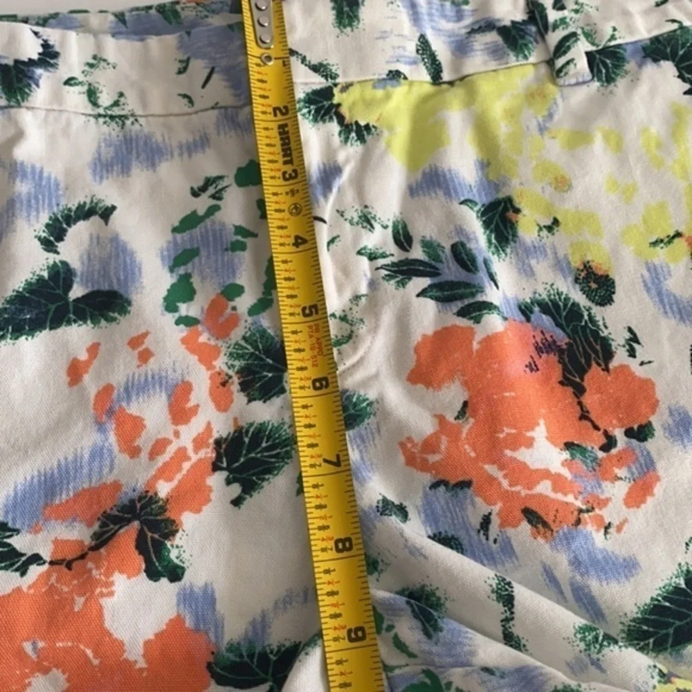 GAP City Shorts White Floral Mid Rise Size 12 EUC